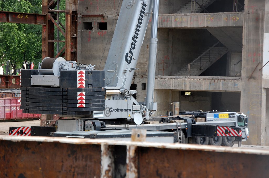 Leider sind die M�glichkeiten der Einsicht auf die Baustelle eingeschr�nkt bei den Abri�arbeiten des Palast der Republik Berlin-Mitte am 08.07.08, hier der Grohmann LIEBHERR LTM 1500 von hinterer Sicht.