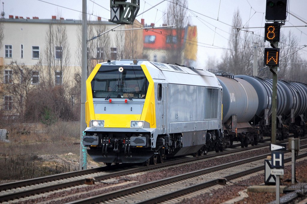 Leider die UIC Nr. nicht entziffert, eine VOITH Maxima 30 CC ohne Firmenlogo oder Nr. mit Kesselwagenzug wahrscheinlich Richtung Schwedt am 09.02.11 Berlin-Pankow.