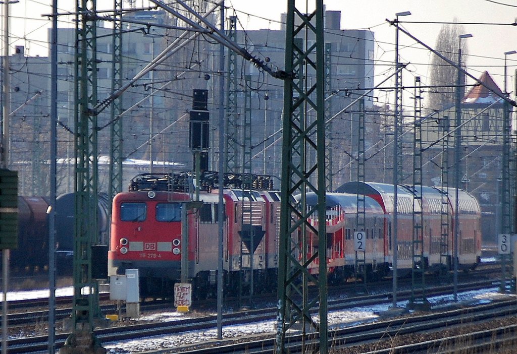 Leider in ung�nstiger Lage abgestellt, ein PbZ bzw. Lokzug auf den Abstellgleisen des ehemaligen Gbf. Berlin-Moabit, mit 115 278-4 mit zwei 143�rn + Pkw-Transportwagen + Regionalwagen + Doppelststockregionalzuggarnitur mit Steuerwagen am Ende, 06.02.12