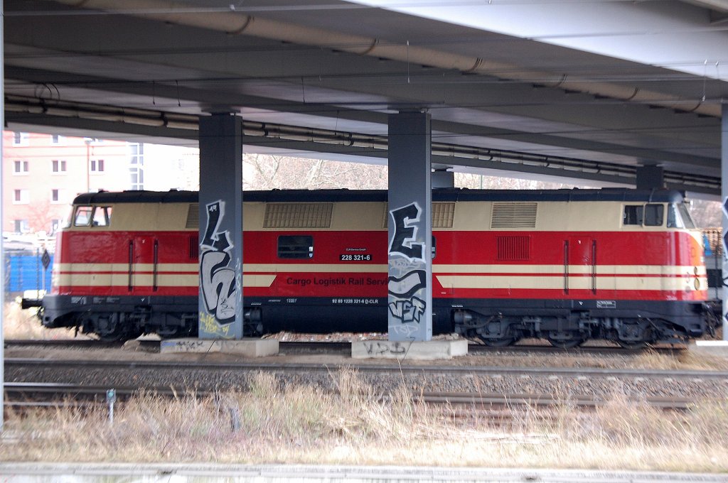 Leider wieder mal total ung�nstig abgestellt, diesmal die inzwischen f�r die CLR -Cargo Logistik Rail Service t�tige 228 321-6 (92 80 1228 321-6 D-CLR) unterhalb der Berliner Putlitzbr�cke platziert, gegen�ber dem Berliner Westhafen, 04.01.13