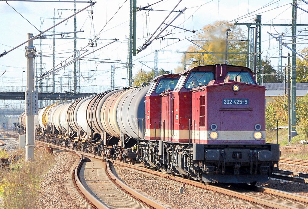 Leipziger Doppeltraktion mit 202 425-5 (92 80 1203 220-9 D-LEG) + 202 ??? mit Kesselwagenzug am 13.10.11 Bhf. Flughafen Berlin-Sch�nefeld.