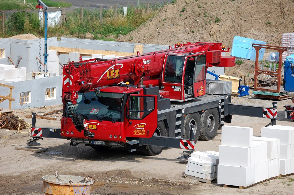 LEX Mietkran, ein LIEBHERR LTM 1055-3.2 Fahrzeugkran, 05.07.12 Berlin-Pankow.