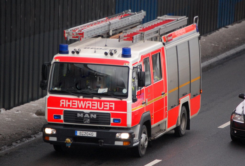 LHF 16/12 City der Berliner Feuerwehr (Berlin-Wilmersdorf), 10.12.10 Berliner Stadtautobahn H�he Kaiserdam.