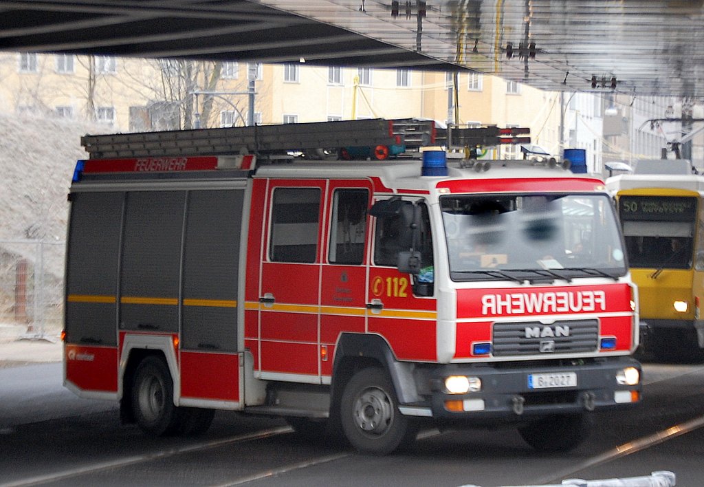 LHF 16/12 City der Berliner Feuerwehr von der Feuerwache in Berlin-Pankow am 31.01.11 direkt S-Bhf. Berlin-Pankow zur�ck zur Wache.