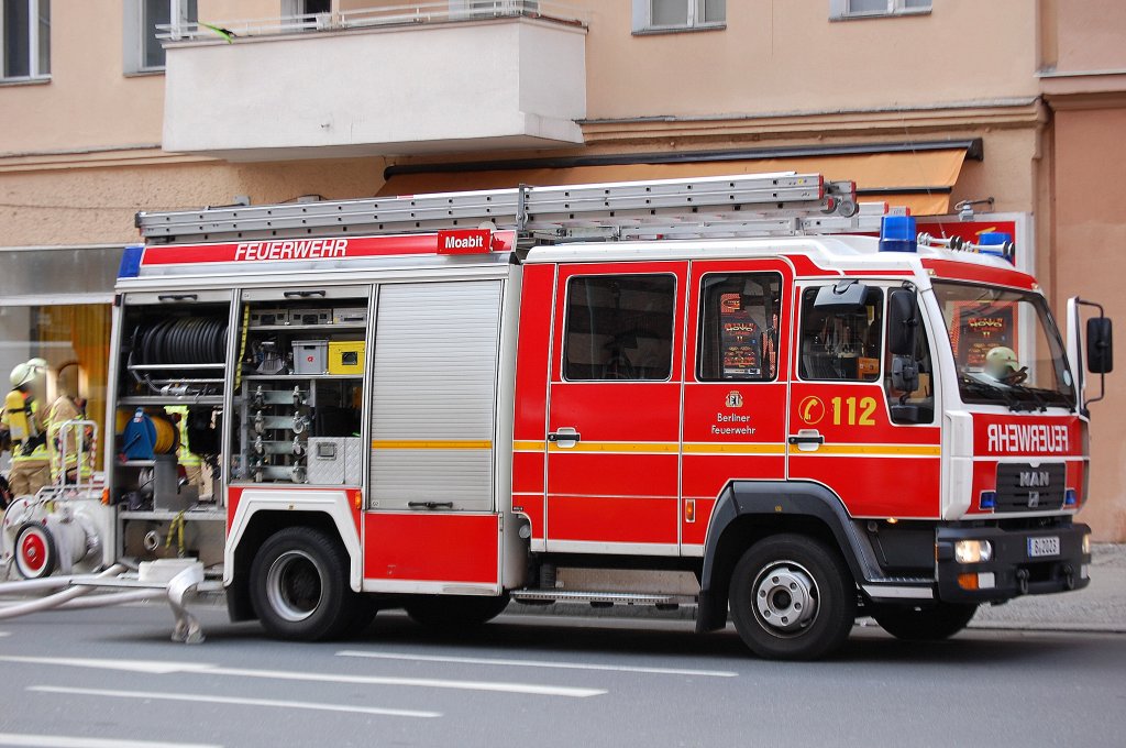 LHF 16/12 City (MAN 10.224) der Berliner Feuerwehr bei einem L�scheinsatz am 10.04.12 Berlin-Moabit-Beusselstr.