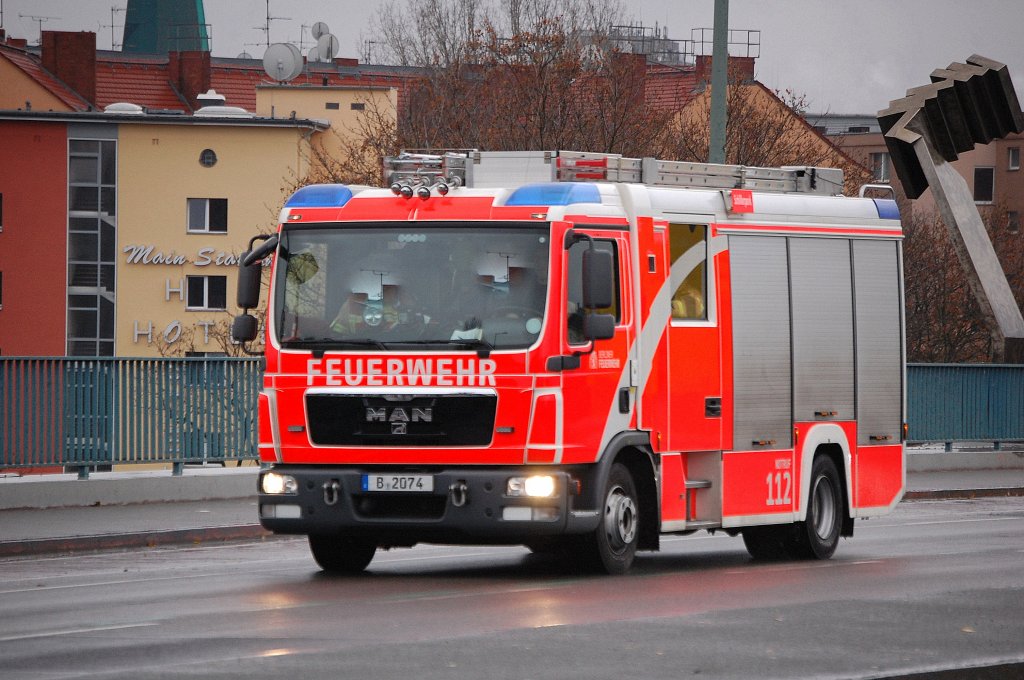 LHF 20/12 der Berliner Feuerwehr am 30.11.12 Berlin Putlitzbr�cke.