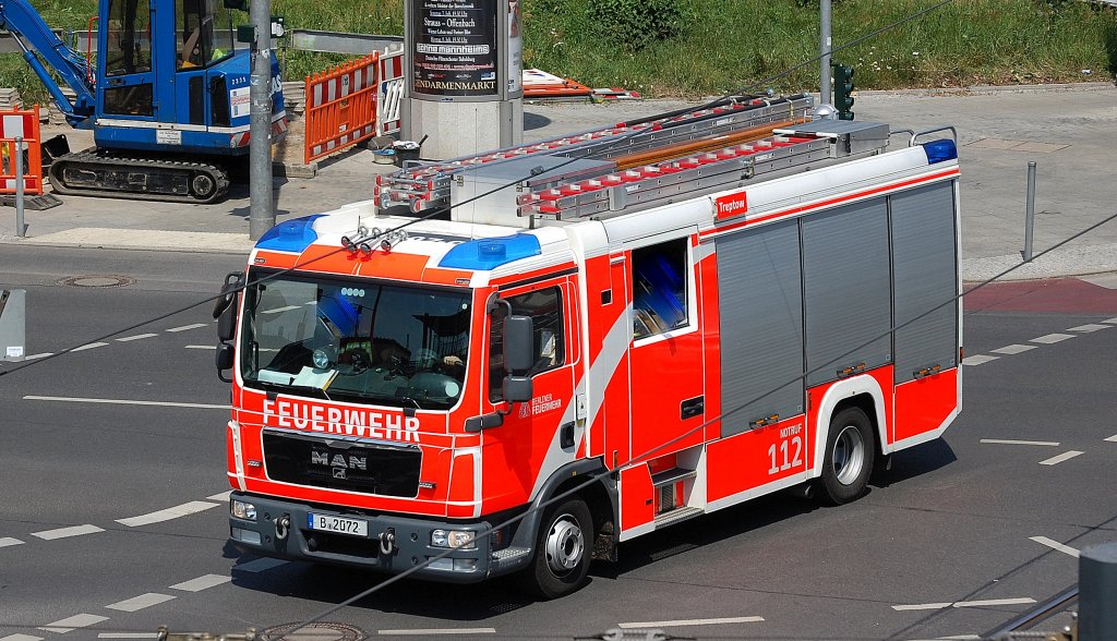 LHF 20/12 der Berliner Feuerwehr aus Feuerwache Treptow (Berlin-Sch�neweide) am 19.06.13 Berlin-Adlershof.