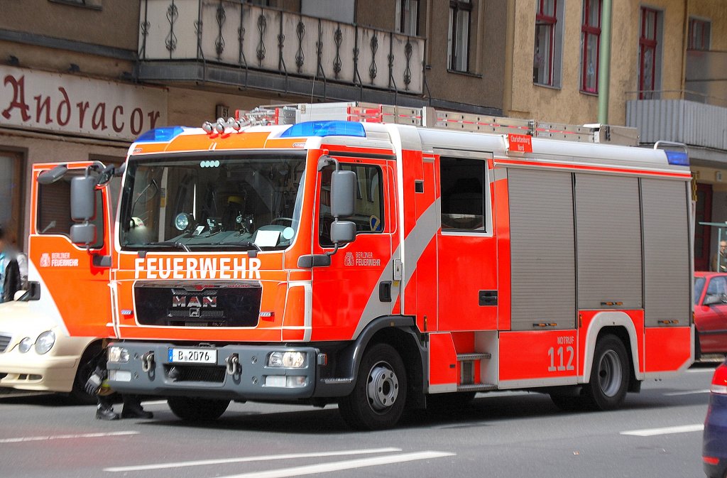 LHF 20/12 (MAN TGL 12.240) der Berliner Feuerwehr beim L�scheinsatz am 10.04.12 Berlin-Moabit-Beusselstr.