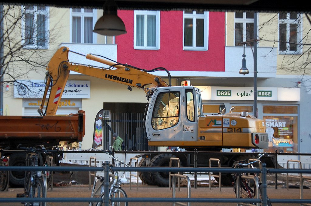 LIEBHERR 314 im Einsatz Berlin Sch�nhauser Allee, 07.12.12