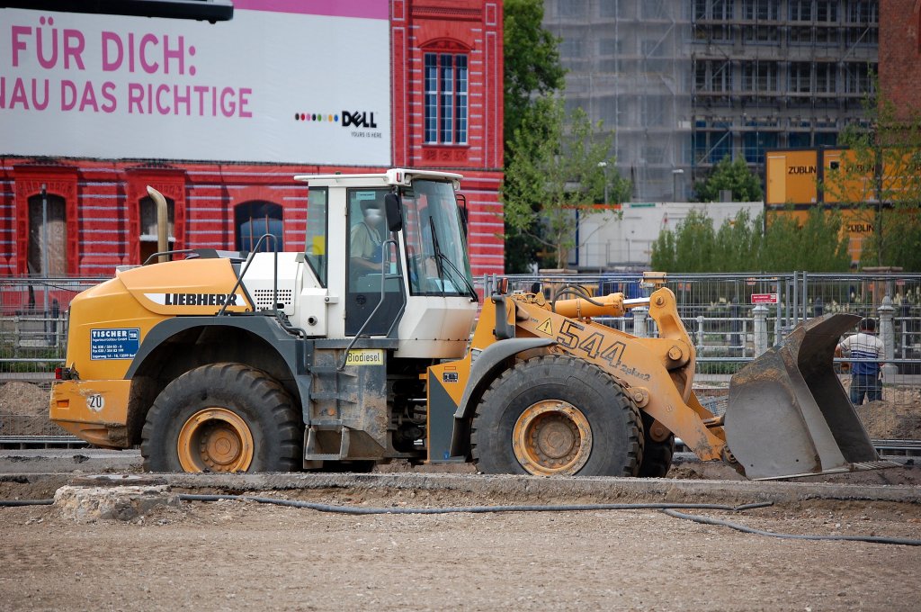 LIEBHERR 544 2plu2 Radlader der Fa. TIR am 08.07.08 Berlin-Mitte Schlo�platz.