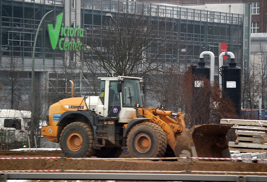 LIEBHERR 544 2plus2 Radlader, Gro�baustelle Berlin-Ostkreuz am 15.01.13