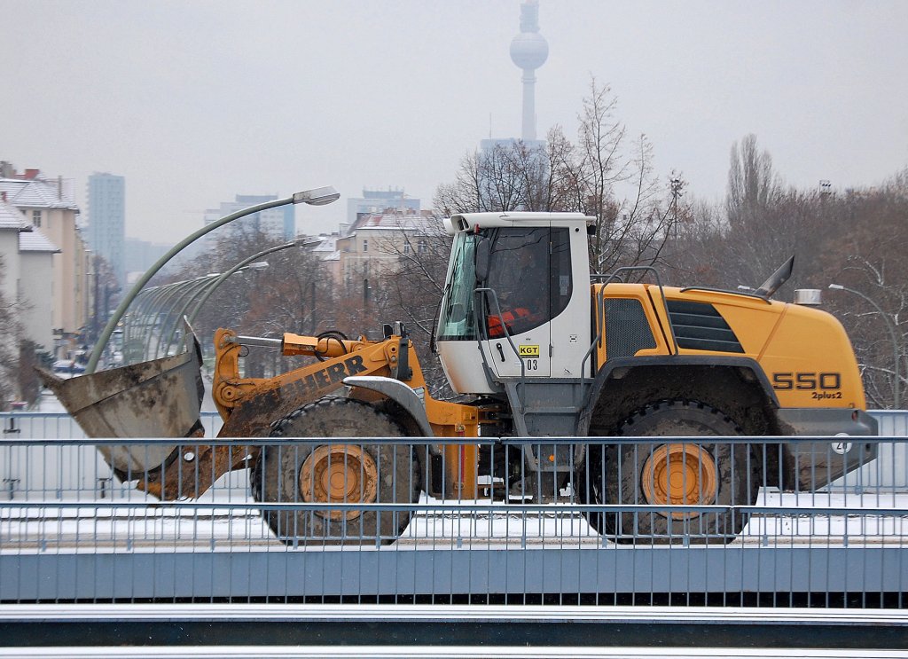 LIEBHERR 550 2plus2 Radlader der Fa. KGT, 26.11.10 Baustelle am Gbf. Berlin Greifwalder Str.