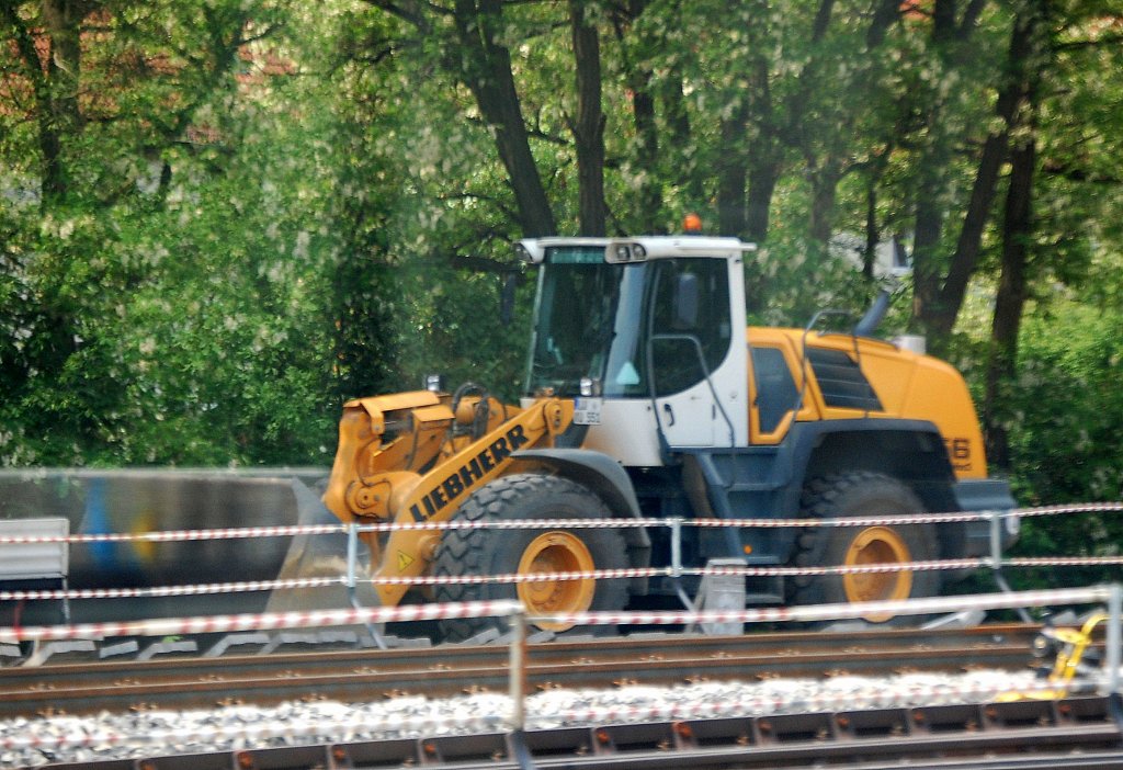 LIEBHERR 556 2plus2 Radlader, 18.05.11 Berlin-Baumschulenweg. (Bild aus S-Bahn Fenster) 