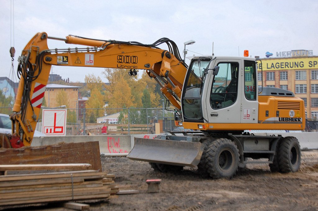 LIEBHERR 900 Litronic der Baufirma MAX B�GL beim Neubau der Spandauer damm Br�cke Berlin, 21.10.09