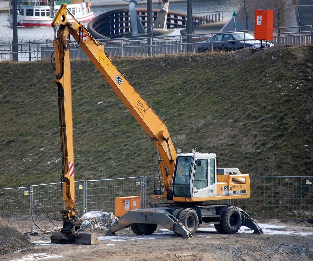 LIEBHERR 924 Litronic mit extra langem Ausleger (long Front), 14.02.09 Baustelle Berlin Humboldthafen gegen�ber Berlin-Hbf. 