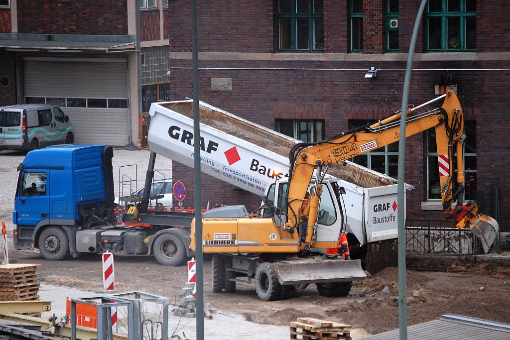 LIEBHERR Litronic 904 der Baufirma STRABAG am 06.01.12 Berliner Westhafen.