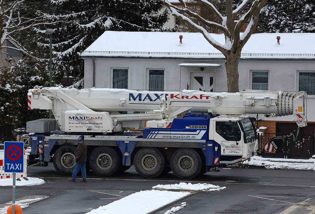 LIEBHERR LTM 1070-4.1 Fahrzeugkran der Fa. MAXIKRAFT am 20.03.13 Berlin-Karow.
