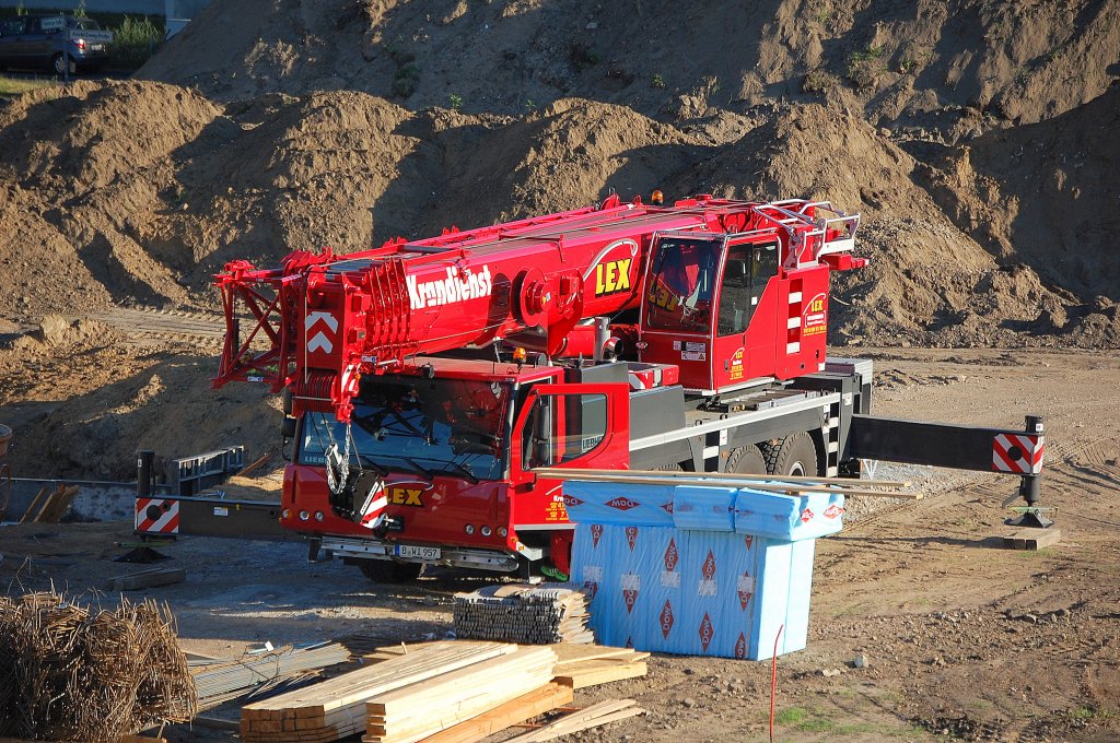 LIEBHERR LTM 1090-4.1 der Fa. LEX Krandienst am 18.06.12 Berlin-Pankow im Einsatz.