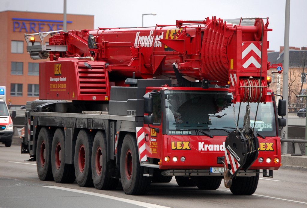 LIEBHERR LTM 1100-5.2 der Fa. LEX, Berliner Stadtautobahn H�he Knobelsdorffstr. 13.03.09 