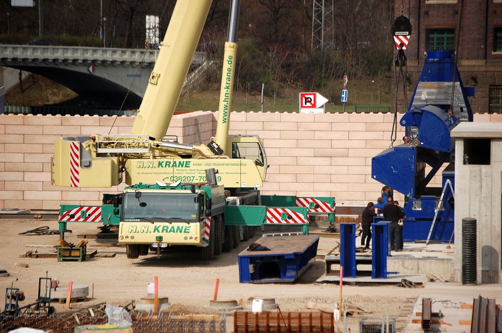 LIEBHERR LTM 1250 bzw. 1350? der Fa.H.N.KRANE am 08.04.10 beim Maschinenaufbau f�rs das Aspaltrecyclingwerk im Berliner Westhafen. 