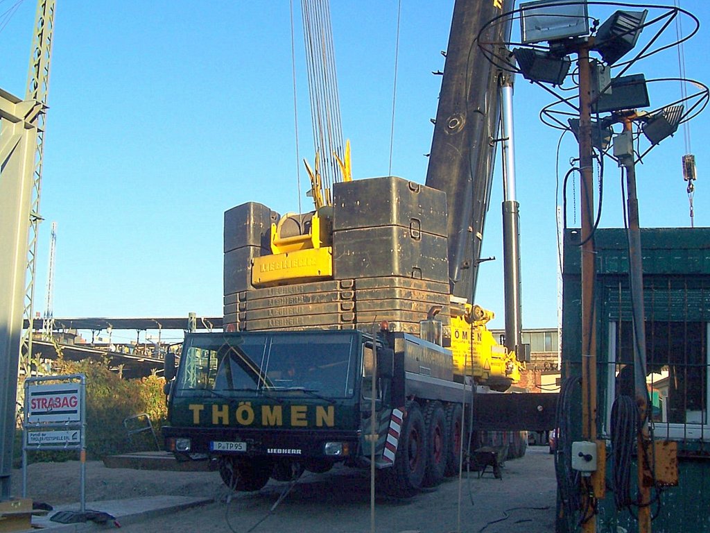 LIEBHERR LTM 1500 der Fa. TH�MEN mit den gewaltigen Balastgewichten im Jahr 2008 auf der Gro�baustelle Berlin-Ostkreuz.