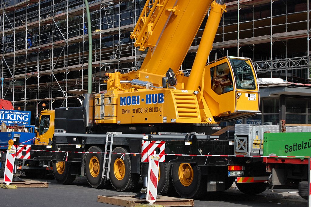 LIEBHERR LTM F�nfachs Fahrzeugkran von MOBI-HUB mit hochgestellter Fahrzeugkabine beim Kranabbau an einer Baustelle, 27.06.12 Berlin-Pankow. 