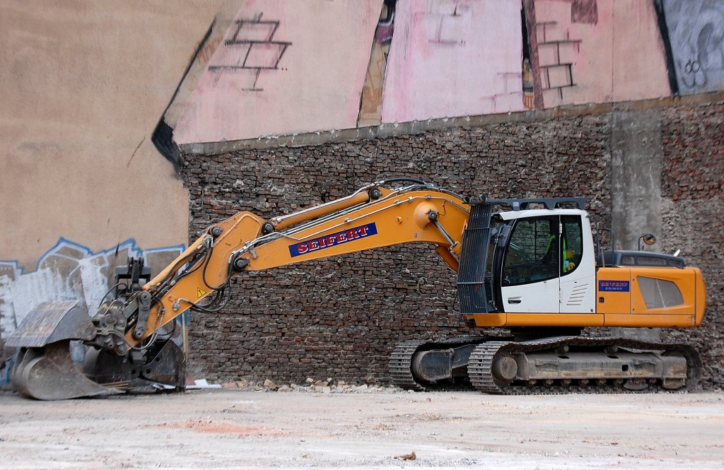LIEBHERR R916 Advanced Raupenbagger der Fa. SEIFERT hat Abri�arbeiten beendet und steht abholbereit Berlin- Sch�nhauser Allee, 21.03.12