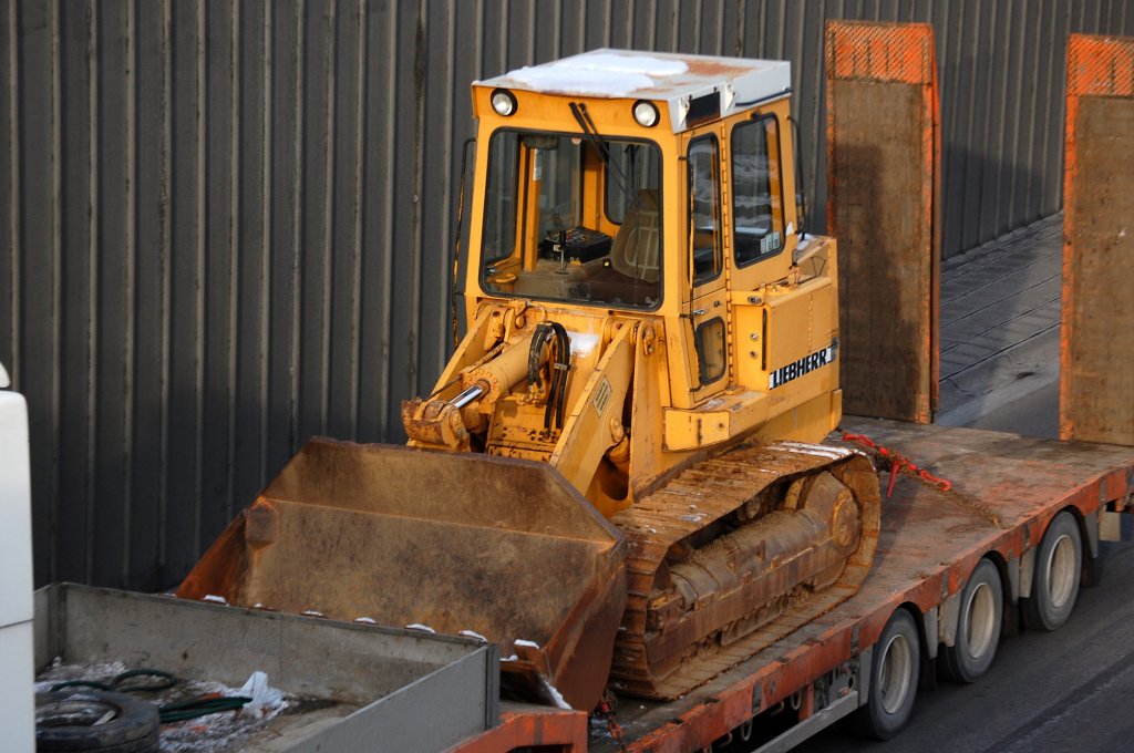 LIEBHERR Typ? Raupe auf Tiefladeh�nger, 14.01.09 Autobahnabschnitt Berlin-Kaiserdamm.