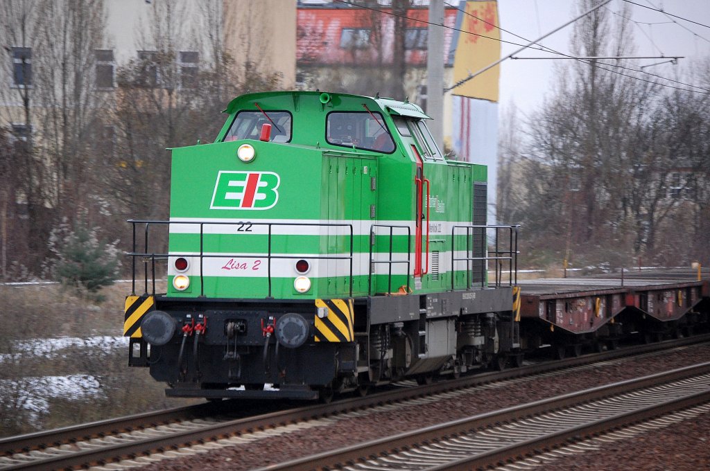Lisa 2 (95 80 3293 025-3 D-EIB) der Erfurter Bahnservice GmbH mal wieder unterwegs (Abholfahrt) zum �berf�hren eines Triebwagen vom Stadler Werk Berlin, diesmal als Pufferwagen drei DB Schwerlastwagen am Haken, 29.11.10 Berlin-Pankow.