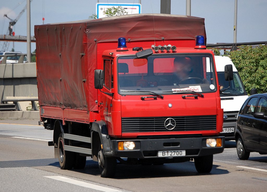 LKW 2 Ladeboard ist die Bezeichnung f�r verschiedene LKW der Berliner Feuerwehr die f�r die verschiedenen Transport- und Logistiktbereiche eingesetzt werden die allt�glich anfallen, 25.05.09 Berliner Stadtautobahn H�he Spandauer Damm Br�cke.