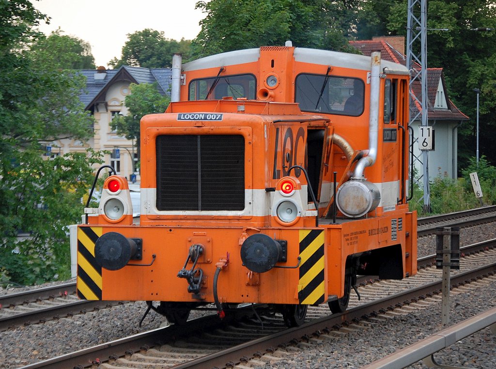 LOCON 007 (98 80 3311 101-0 D-LOCON, Bj.1964) rattert Richtung Karower Kreuz Berlin und muss erstmal den Hauptverkehr vorbeilassen, 05.07.10 Berlin-Karow.