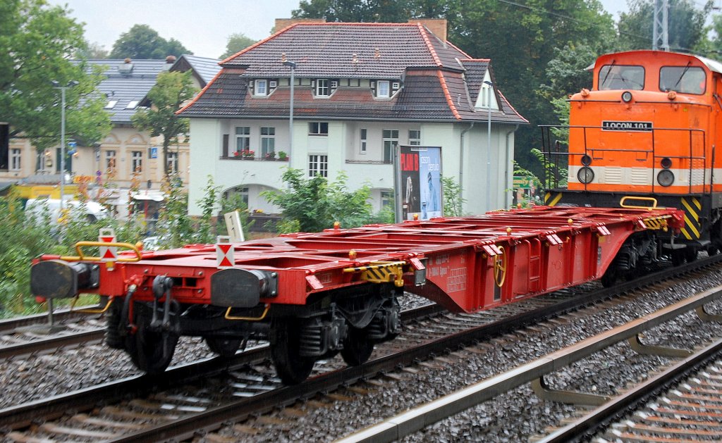 LOCON 101 hatte den unbeladenen Containertragwagen mit der Nr. 37 RIV 80 D-TOUAX 4563 207-2 Sgnss 704 am Haken, 26.08.10 Berlin-Karow.  