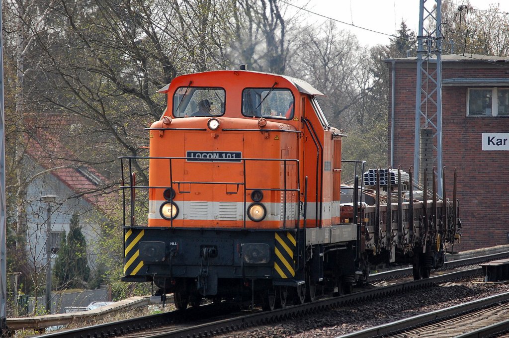 LOCON 101  Rita  (345 028-5) mit Drehgestellflachwagen mit Metallleisten als Baustellenzubringer? Richtung Bernau, 22.04.13 Berlin-Karow.
