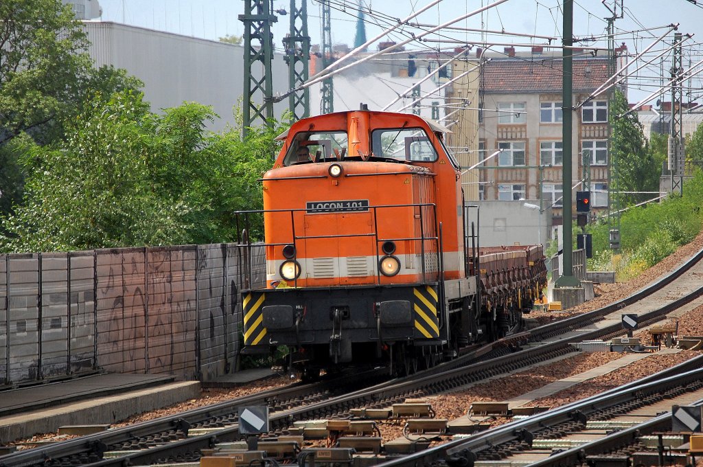 LOCON 101  Rita  (345 028-5) mit einigen Drehgestell-Flachwagen Richtung Berlin-Gesundbrunnen, 19.07.13 Berlin-Wedding.
