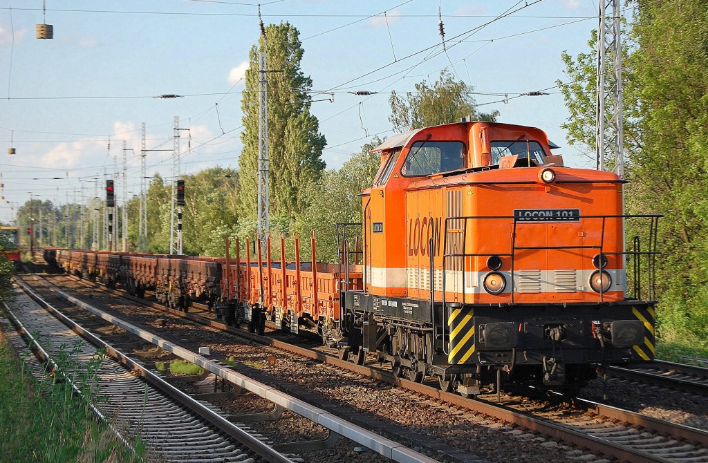 LOCON 101  Rita  (98 80 3345 028-5 D-LOCON, Bj. 1976) mit einem Leerzug Niederbordwagen Richtung Berlin Karower Kreuz, 11.06.10