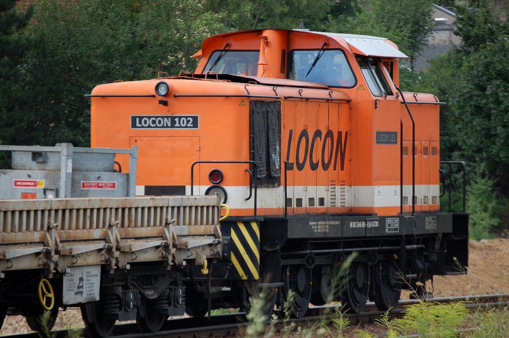 LOCON 102 (98 80 3346 006-0 D-LOCON) bei den Bauarbeiten rund um den Bhf. Flughafen Berlin-Sch�nefeld im Einsatz, 12.08.10