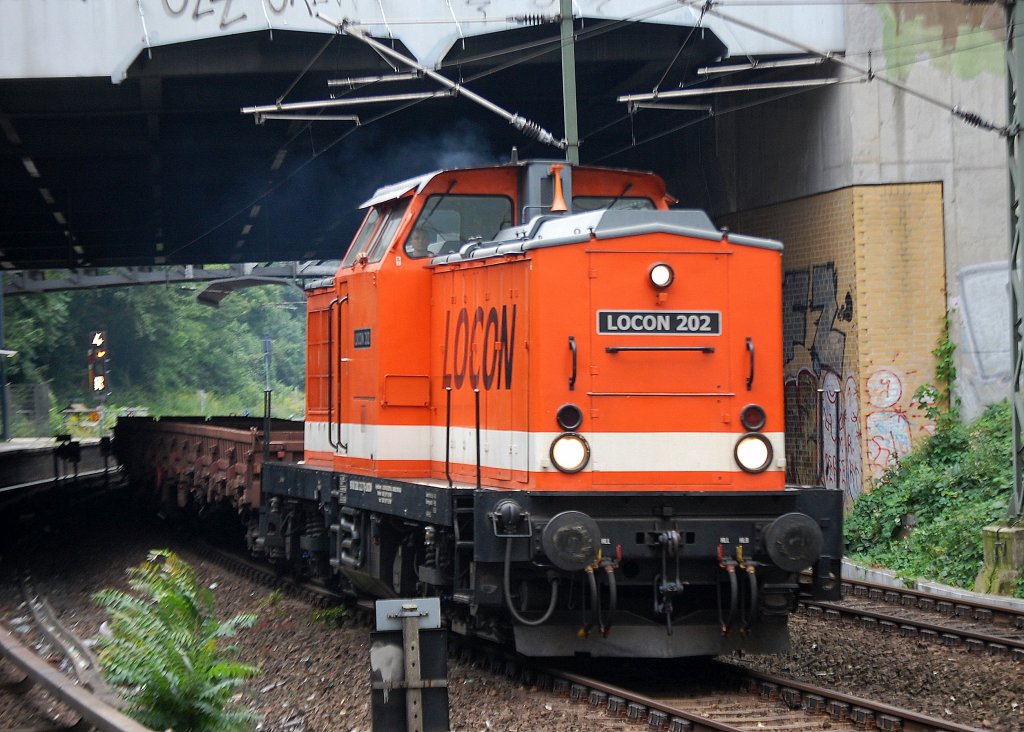LOCON 202 (201 222-7) mit einigen Drehgestell-Flachwagen bei der Durchfahrt im S-Bhf. Berlin Landsberger Allee, 03.08.12