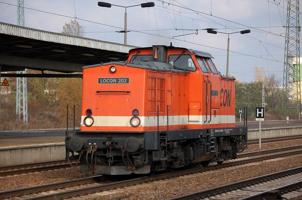 LOCON 202 (98 80 3201 222-7 D-LOCON) bei der Durchfahrt im Bhf. Flughafen Berlin-Sch�nefeld, 31.10.12