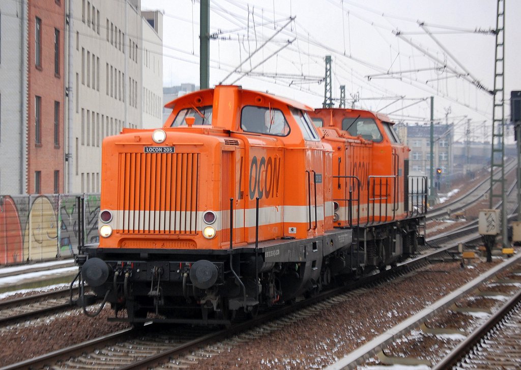 LOCON 205 (92 80 1212 263-8 D-LOCON, MaK Bj.1965) + LOCON 216 (92 80 1203 142-5 D-LOCON) Richtung LOCON Lokdepot am Bhf. Berlin-Lichtenberg, 14.02.12 Berlin-Wedding.