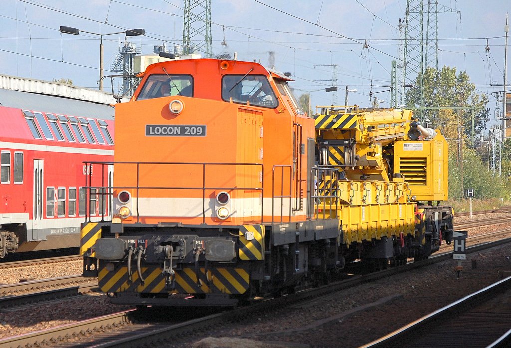 LOCON 209 (92 80 3201 878-6 D-LOCON) mit dem Schienengleisbaukran KIROW KRC 810 T der MGW GmbH aus Berlin, 22.09.11 Bhf. Flughafen Berlin-Sch�nefeld.