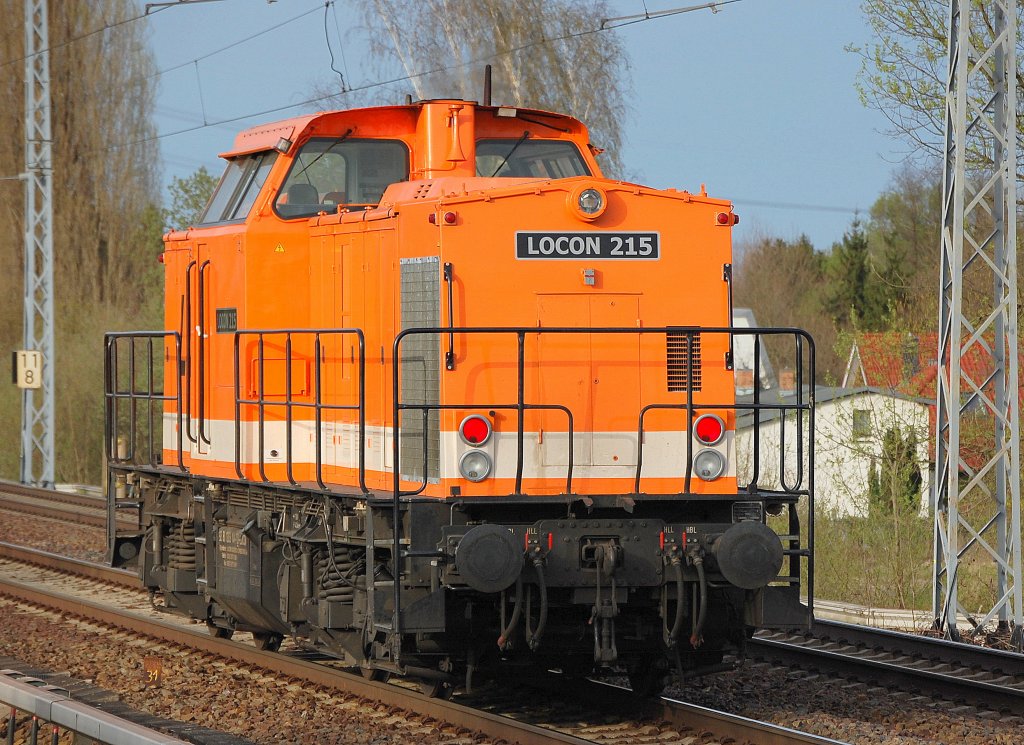 LOCON 215 (92 80 1203 141-7 D-LOCON, LEW Bj.1975) auf dem Weg auf die Nebenstrecke der Heidekrautbahn Richtung Basdorf, 11.04.11 Berlin-Karow.