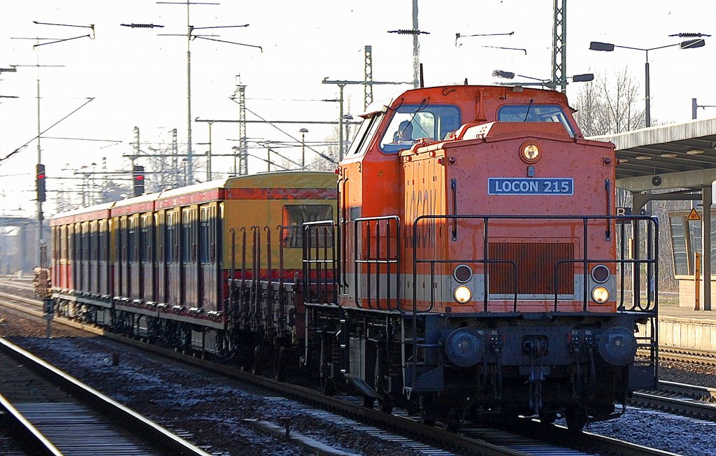LOCON 215 (92 80 1203 141-7 D-LOCON) �berf�hrt ein von den ehemals z-gestellten Berliner S-Bahn Vietelz�gen der BR 485/885, die wieder f�r den Regeldienst fit gemacht wurden, da es nachwievor an Triebz�gen bei der Berliner S-bahn mangelt, es handelt sich um 485 096/885 096-8, 26.01.12 Bhf. Flughafen Berlin-Sch�nefeld. 