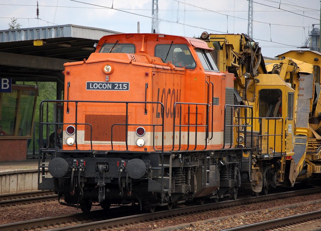 Locon 215 (92 80 1203 141-7 D-LOCON, LEW Bj.1975) am 22.05.09 mit einem Bauzug der MGW GmbH mit Bettreinigungsmaschine P&T RM 95-700, Materialf�rder- und Siloeinheiten MFS 100 + Zweiwegereinigungsmaschine P&T ZRM 79 im Bhf. Flughafen Berlin-Sch�nefeld.