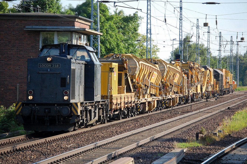 LOCON 218 (203 124-3) mit Gleisbaumaschinenzug u.a mit einer Gleisschotterreinigungsmaschine RM 801-2 von P&T der DB Bahnbau Gruppe und dem Gleisbauschienenkran KRC 810 T der Fa MGW aus Berlin Richtung Bernau, 06.06.13 Berlin-Karow. 