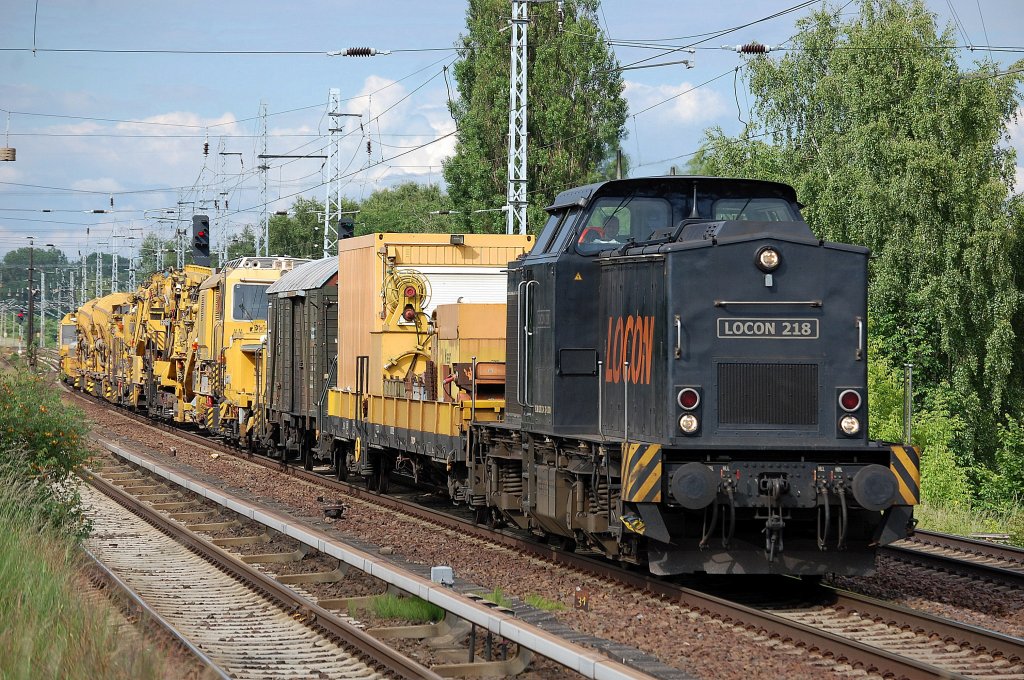 LOCON 218 (203 124-3) mit Gleisbaumaschinenzug u.a mit Gleisschotterreinigungsmaschine P&T RM 801-1 der DB Bahnbau Gruppe und Gleisbauschienenkran KRC 810 T der Fa. MGW aus Berlin am 11.06.13 Berlin-Karow.