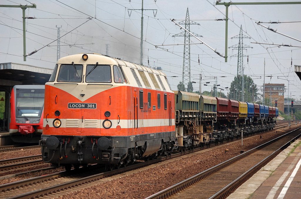 LOCON 301 (92 80 1228 656-5 D-LOCON, Bj.1967) mit Schotterzug am 29.05.10 Bhf. Flughafen Berlin-Sch�nefeld.