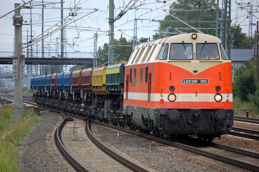LOCON 301 (92 80 1228 565-5 D-LOCON) bringt in einen Zug Sch�ttgutkippwagen mit Sand zur Baustelle am Bhf. Flughafen Berlin-Sch�nefeld, 18.08.10  