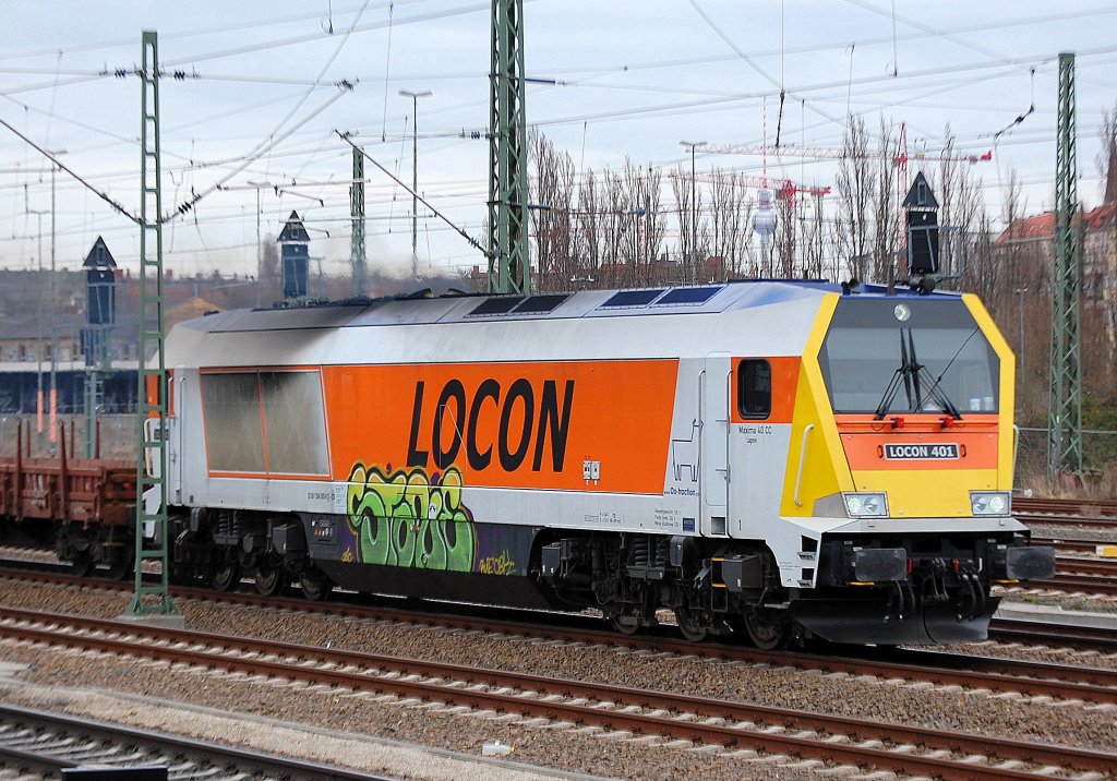 LOCON 401 (92 80 1264 005-0 D-OX, Voith Bj.2008) angemietet �ber Ox-traction am 31.03.10 mit ein paar Drehgestellflachwagen mit altem Gleisschotter Richtung Berlin-Spandau am Gbf. Berlin-Moabit. Leider auch schon seitlich beschmiert. 