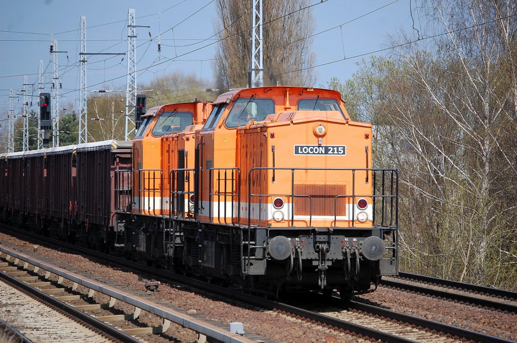 LOCON Doppeltraktion 215 (203 141-7) + 216 (203 142-5) mit Ganzzug tschechischer Drehgestellwagen mit Rolldach vom Typ Tams am 24.04.13 Berlin-Karow.
