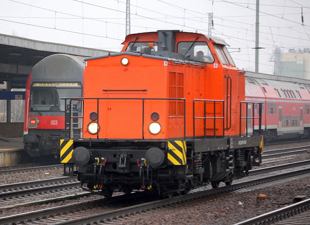 Lok 18 (98 80 3201 070-0-D-RAILS, LEW Bj.1968) der Rail und Service GmbH, 03.02.11 Durchfahrt im Bhf. Flughafen Berlin-Sch�nefeld.